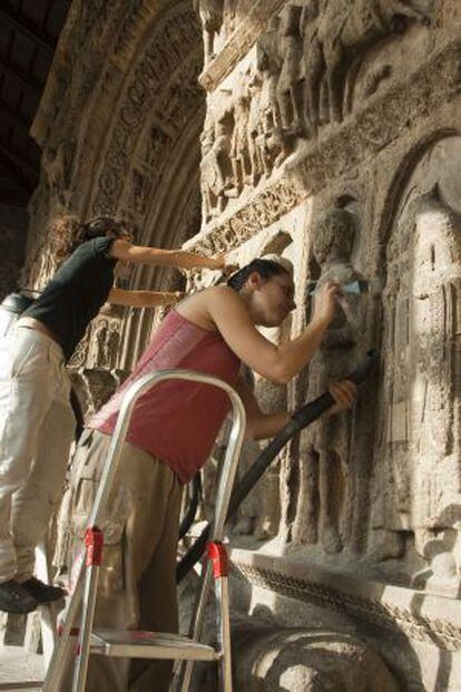 Labores de limpieza del polvo en la portada románica del siglo XII.