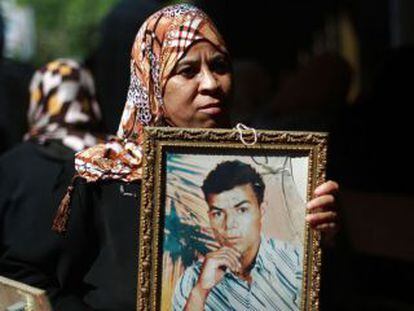 Una palestina muestra el retrato de un familiar, preso en Israel, este lunes en Gaza. 