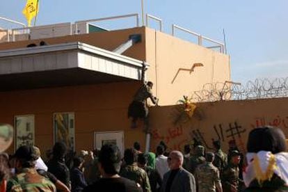 Manifestantes intentan asaltar la Embajada estadounidense en Bagdad el pasado día 31.