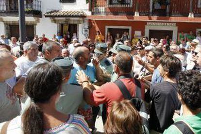 La Guardia Civil media entre los dos grupos enfrentados ayer en Poyales del Hoyo.