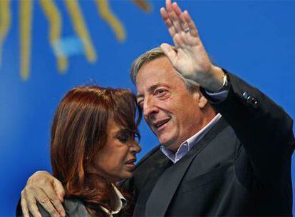 La presidenta argentina, Cristina Fernández, se abraza a su marido y antecesor en el cargo, Néstor Kirchner.