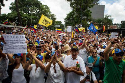 Un grupo de manifestantes reclaman la agenda del referéndum, que impulsa la oposición, para revocar al presidente venezolano Nicolás Maduro.