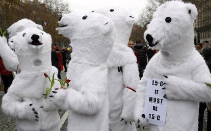 Protesta a París a favor de limitar l'augment de temperatura a 1,5 ºC.