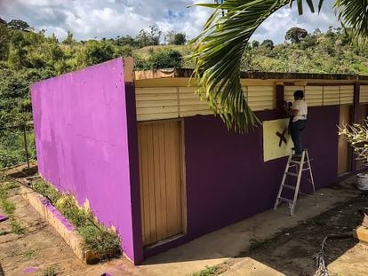 Las integrantes del colectivo se organizaron para pintar el nuevo centro de la Organización Coordinadora Paz para la Mujer en la escuela Juan Garrastegui del barrio Yaguecas.