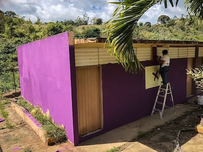 Las integrantes del colectivo se organizaron para pintar el nuevo centro de la Organización Coordinadora Paz para la Mujer en la escuela Juan Garrastegui del barrio Yaguecas.