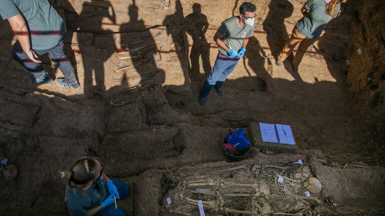 Personal técnico trabaja en la exhumación de la fosa común de Pico Reja, en Sevilla, el pasado julio.