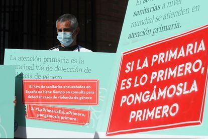 Concentración a la entrada del Centro de Salud Daroca, en Madrid, para protestar por la situación de la atencion primaria en abril de 2021.