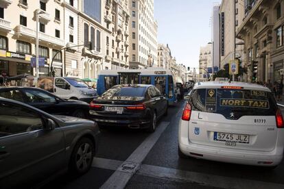 Vista de un atasco en la Gran Vía de Madrid. EFE/Archivo