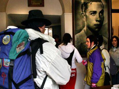 Imagen de archivo de participantes en la &quot;Senda del Poeta&quot; visitan la casa natal de Miguel Hern&aacute;ndez en Orihuela.