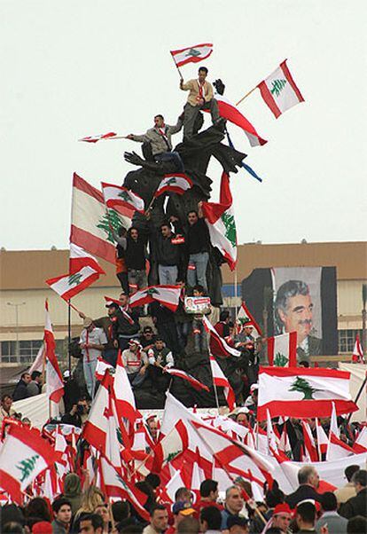 Concentración de opositores libaneses ante el Monumento a los Mártires, en Beirut.