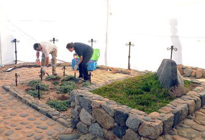Especialistas forenses cavan alrededor de la tumba del poeta Pablo Neruda para realizar la exhumaci&oacute;n. 