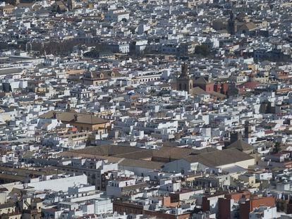 Vista general de viviendas en Sevilla desde el edificio Torresevilla, el pasado mes de febrero.