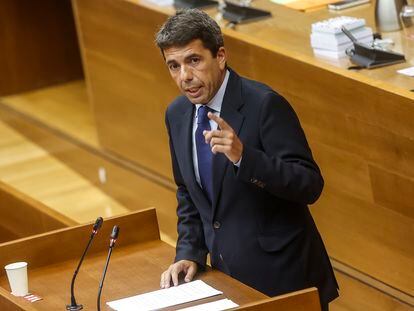 El presidente del PPCV, Carlos Mazón, interviene durante el pleno de investidura en las Corts Valencianes, este jueves.