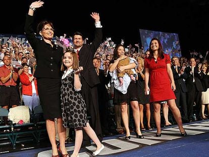 Sarah Palin (izquierda), con su familia, durante un acto electoral en Dayton (Ohio) el 29 de agosto.