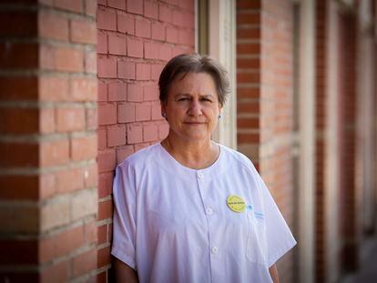 La doctora Mar Noguerol, en la puerta del centro de salud de Cuzco, en Fuenlabrada, en julio.