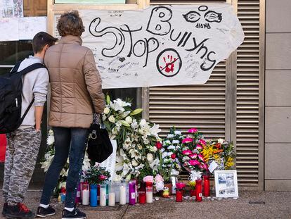 Mensajes y velas debajo del edificio donde vivian las dos jóvenes que decidieron suicidarse en Sallent ( Barcelona).