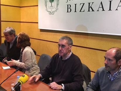 De derecha a izquierda, Paul Rios (Lokarri), Urrusolo Sistiaga y al fondo el ex responsable de Euskadiko Ezkerra, Kepa Aulestia