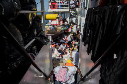 El 'Aquarius' busca puerto para atracar con 600 migrantes rescatados a bordo tras la negativa de Italia y Malta, la basura se acumula por la borda del barco, el 11 de junio de 2018.