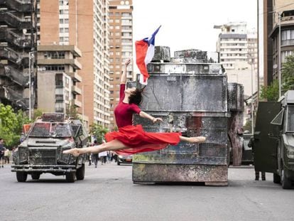 'El despertar', fotografía artística con el salto de la bailarina Catalina Duarte ante carros de la policía en Santiago de Chile el 25 de octubre.