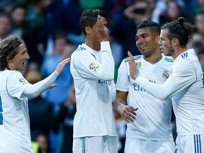 Bale celebra junto a sus compañeros el primero de sus dos goles al Celta. En vídeo: El técnico del Madrid, Zinedine Zidane.