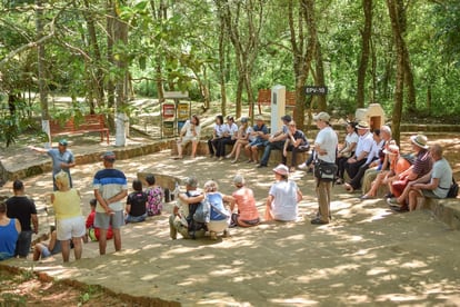 Grupo de turistas alemanes conociendo la reserva de Paraíso Verde.