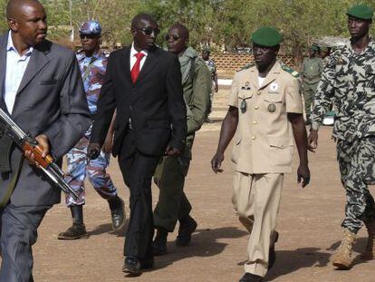 El líder golpista, Amadou Sanogo (2-dcha), en un campamento militar.