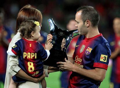 Iniesta, con su mujer y su hija, ofrece el trofeo de mejor jugador de Europa a los aficionados.