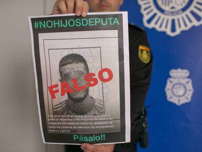 Un policía muestra un cartel que desmiente la culpabilidad de un hombre en un robo con agresión.
