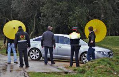 Efectivos de la policía y miembros de seguridad ante el vehículo que traslada al president Artur Mas, al almuerzo que diferentes políticos y empresarios catalanes y del resto del Estado mantienen hoy en la masía propiedad del empresario cazatalentos Luis Conde (Seelinger & Conde), ubicada en la localidad ampurdanesa de Fonteta (Girona).