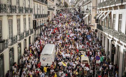 Asistentes al acto de cierre de campaña del primer ministro portugués, el socialista António Costa, este viernes en Lisboa.