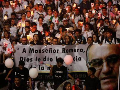 Numerosas personas participan en la noche de este sábado en las actividades previas a la canonización de monseñor Romero en San Salvador.