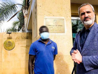 El joven sudanés que acudió a pedir asilo a la embajada española en Rabat, junto a su abogado, Arsenio Cores, el pasado 13 de diciembre.