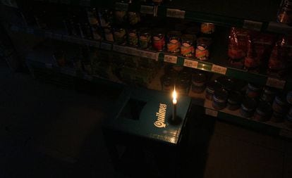 Un mercado de Buenos Aires, iluminado con velas durante el apagón del pasado 16 de junio.  