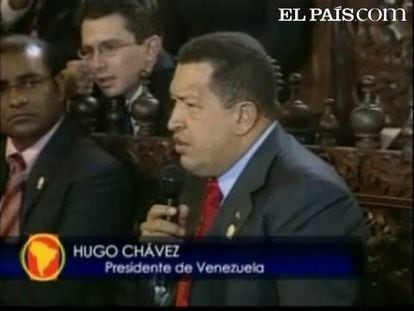 El presidente de Venezuela, Hugo Chávez, ha vuelto a cargar las tintas contra Colombia, país con el que tiene congeladas las relaciones diplomáticas. El mandatario venezolano ha insistido en que "el anuncio de la instalación de siete bases (militares) en territorio colombiano preocupa" en su país y además "puede convertirse en una tragedia". Por eso, ha sentenciado que se encuentra con la "obligación moral de alertar"