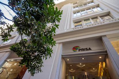 Entrada a la sede del grupo Prisa en la Gran Vía en Madrid.