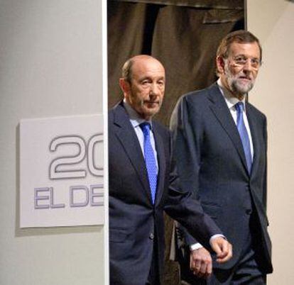 Rubalcaba (izquierda) y Rajoy, momentos antes del debate.