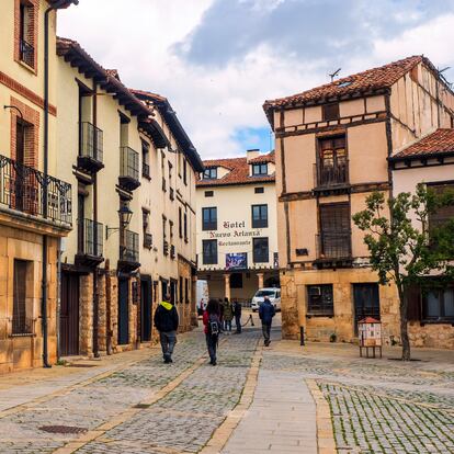 En las calles de Covarrubias (Burgos) se puede disfrutar de la arquitectura rural castellana.