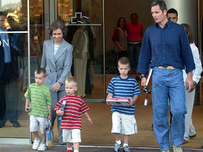 La reina Sofía, a su salida de la clínica, junto a Iñaki Urdangarín y sus tres hijos.