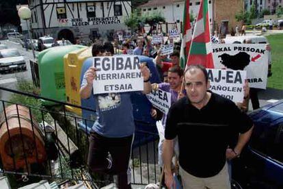 Joseba Egibar, dirigente del PNV y alcalde de Lizartza, acosado por radicales.