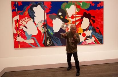 El artista Ushio Shinohara junto a su pintura &#039;Festival de Mu&ntilde;ecas&#039;,
 que se exhibir&aacute; en la Tate Modern, en Londres.