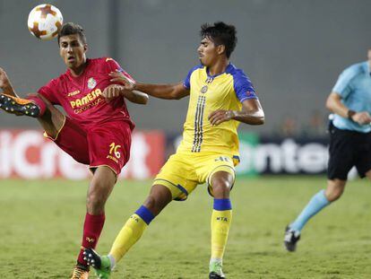 Rodrigo H&eacute;rnandez toca el bal&oacute;n ante Peretz.