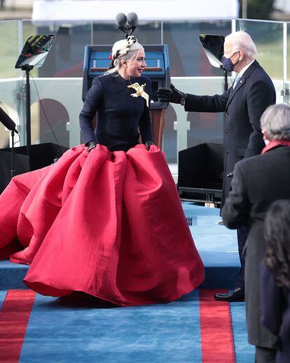 Lady Gaga saluda al nuevo Presidente de los Estados Unidos.