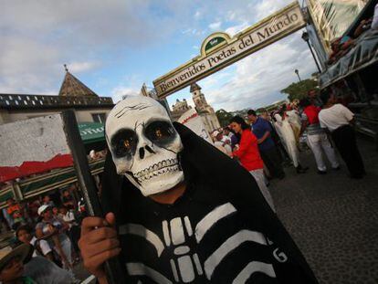 Un hombre disfrazado participa en el IX Festival Internacional de Poesía de Granada, en Nicaragua.