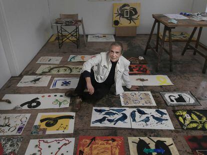 El pintor Joan-Pere Viladecans al seu estudi de Barcelona, envoltat de les obres que ha pintat per il·lustrar la Història de Catalunya d'editorial Base.