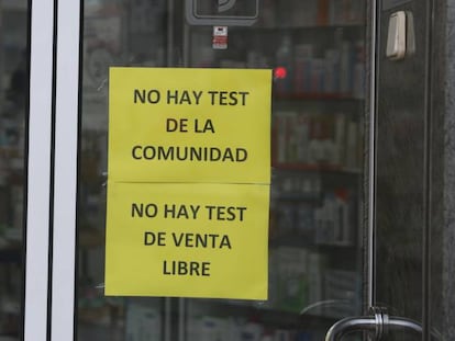 Aviso en la cristalera de una farmacia de que no disponen de tests de antígenos