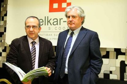 El presidente de Elkar-Lan, Agust&iacute;n Mendiola, a la derecha, y su director Javier Sanz en la presentaci&oacute;n de los datos de esta entidad en Bilbao.