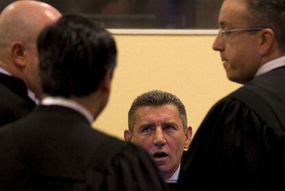 Ante Gotovina habla con sus abogados tras conocer la sentencia en la sala del tribunal.