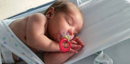 El bebé, descansando en una cuna del Hospital del Henares.