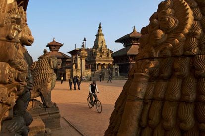 El valle de Katmandú cuenta con la mayor densidad de lugares patrimonio mundial del mundo. De las tres ciudades históricas del valle, la más intacta es la villa medieval de Bhaktapur, con templos, pagodas y estanques ornamentados. Los callejones serpenteantes entre edificios tradicionales de ladrillo rojo conducen a plazas que los lugareños utilizan para secar grano y modelar cerámica.