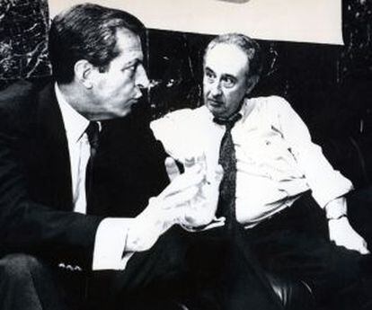Marco Tabar (derecha), con Adolfo Suárez, cuando este era presidente del CDS, en un acto en septiembre de 1990.